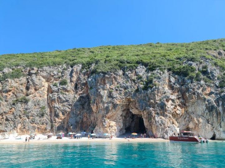 Plazhi i Shpelles, Albania